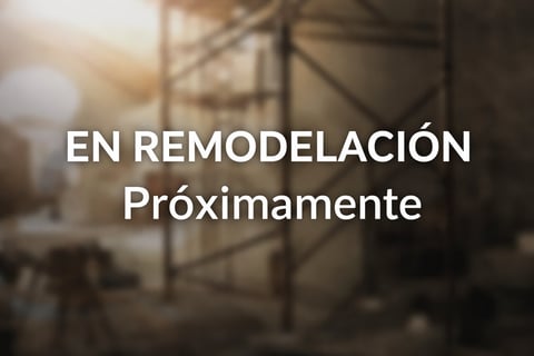 Construction site with scaffolding and text overlay reading EN REMODELACIÓN Próximamente (Under Remodeling Coming Soon)